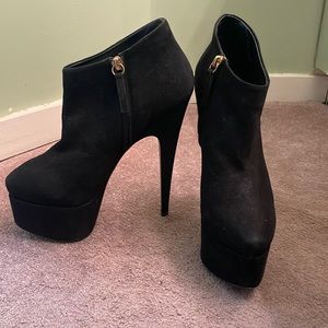 Giuseppe Zanotti Suede Bootie with platform!